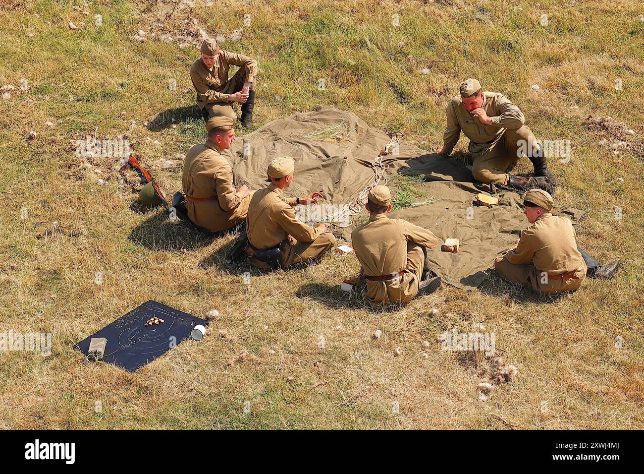 Una vista dall'alto dei reeenattori della prima guerra mondiale presso lo Yorkshire Wartime Experience Showground a Hunsworth, West Yorkshire, Regno Unito Foto Stock