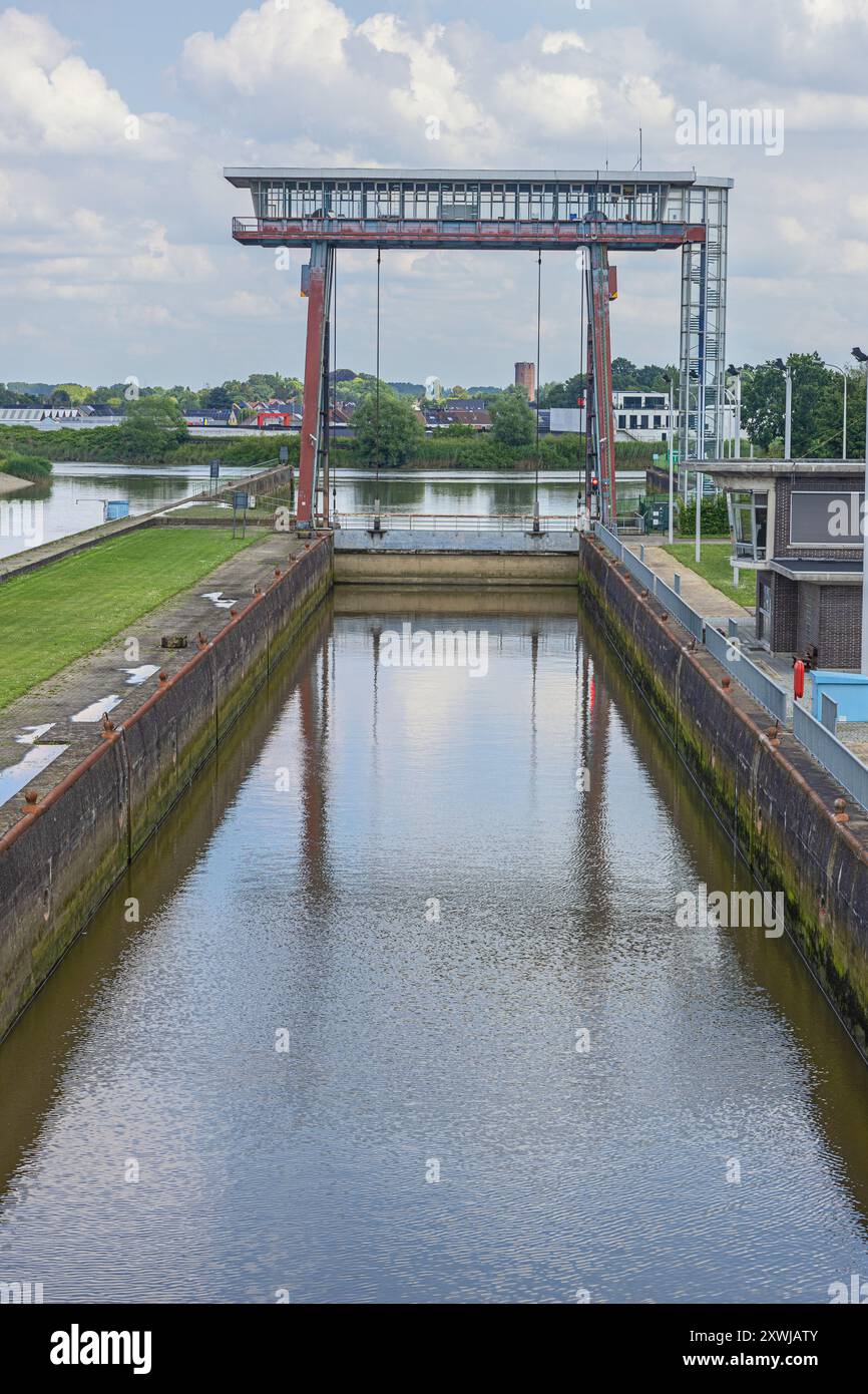 Vista sulla chiusa di Dendermonde con in primo piano il fiume Dender e sullo sfondo la Schelda Foto Stock