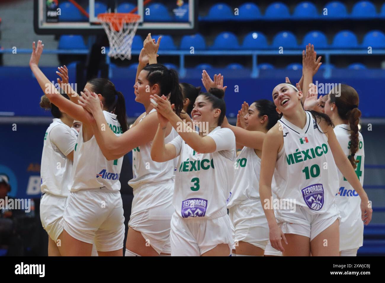 Città del Messico, Messico. 20 agosto 2024. Il Team Mexico festeggia dopo la partita contro il Team Mozambico nell'ambito del Torneo di pre-qualificazione della Coppa del mondo di pallacanestro femminile del Messico 2024. Al Juan de la Barrera Olympic Gymnasium. Il Messico sconfigge il Mozambico 71-65. Il 19 agosto 2024 a città del Messico, Messico. (Foto di Carlos Santiago/ credito: Eyepix Group/Alamy Live News Foto Stock