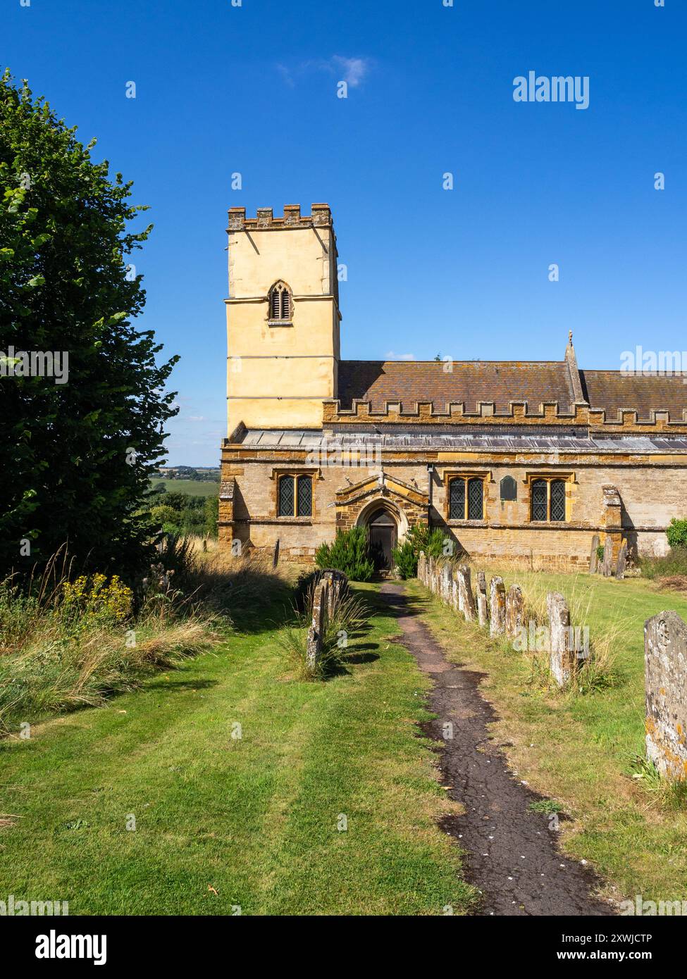 Esterno della chiesa di San Michele nel villaggio di Church Stoew, Northamptonshire, Regno Unito; noto per la torre occidentale sassone, il resto è 17thc. Foto Stock