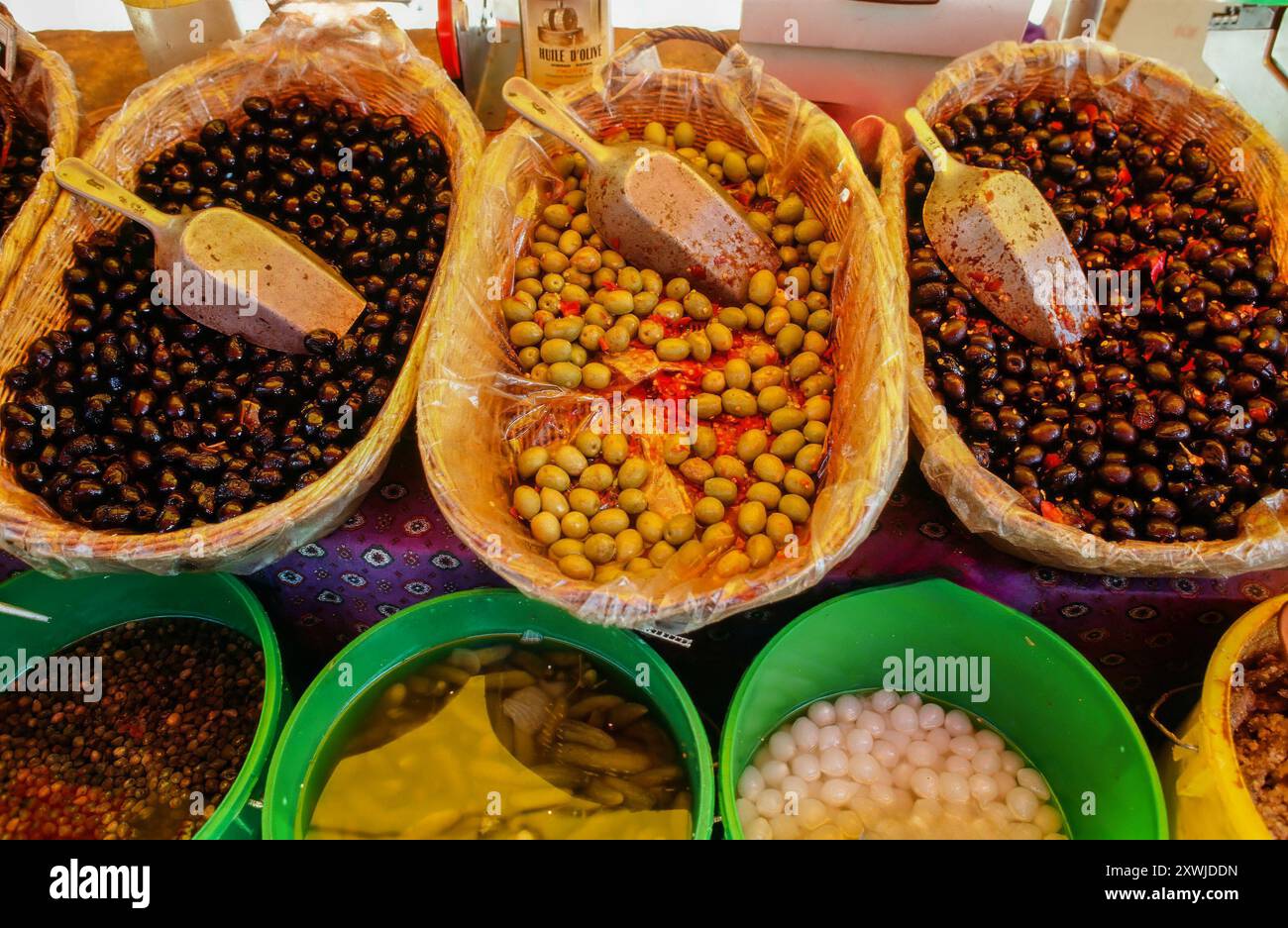 Giornata di mercato a Cannobio specialità locali in offerta - Verbania, Piemonte, Italia, Europa Foto Stock