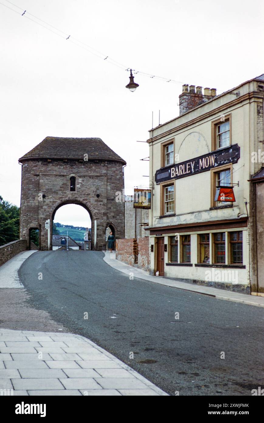 Monnow Bridge Medieval Gatehouse e The Barley Mow Public House, Monmouth, Monmouthshire, Galles, Regno Unito alla fine degli anni '1950 Foto Stock