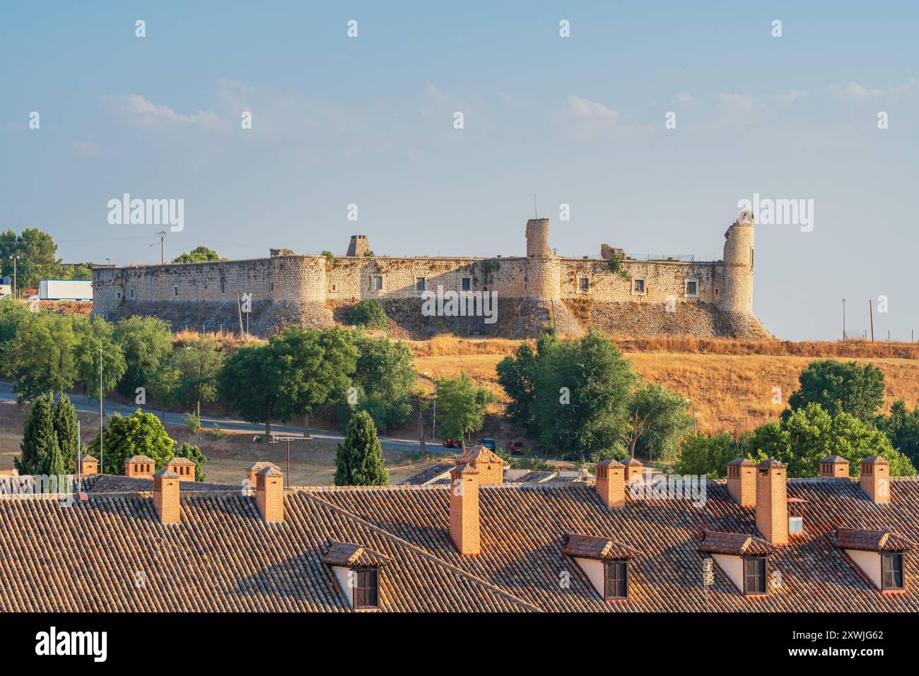 Chinchón, Spagna. 12 agosto 2024. Vista del castello sulla cima di una collina al tramonto Foto Stock