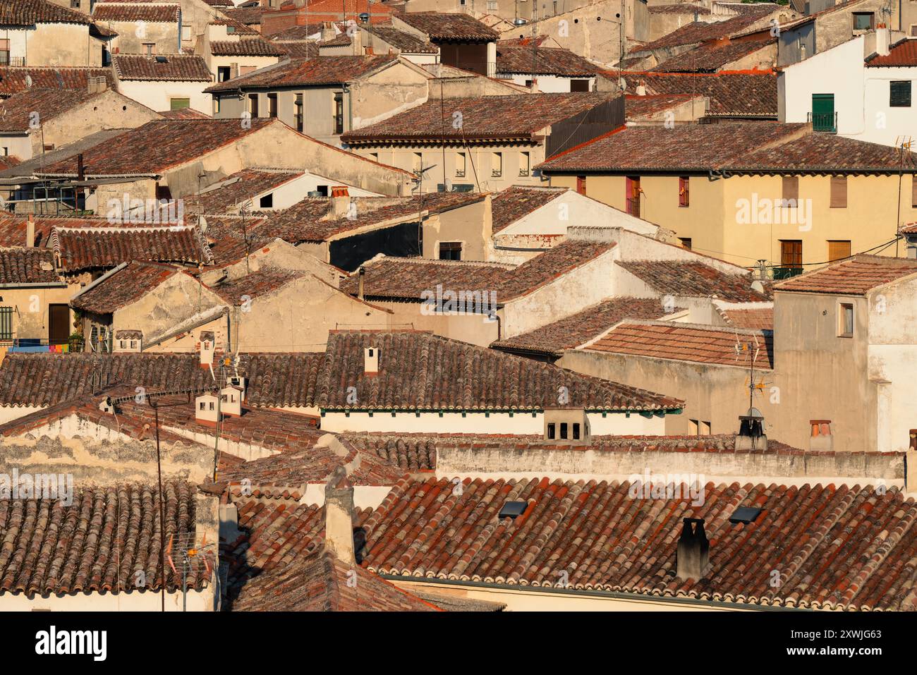 Vista aerea degli edifici tradizionali di Chinchón, Spagna, con tetti in terracotta e un'affascinante architettura nelle giornate limpide Foto Stock