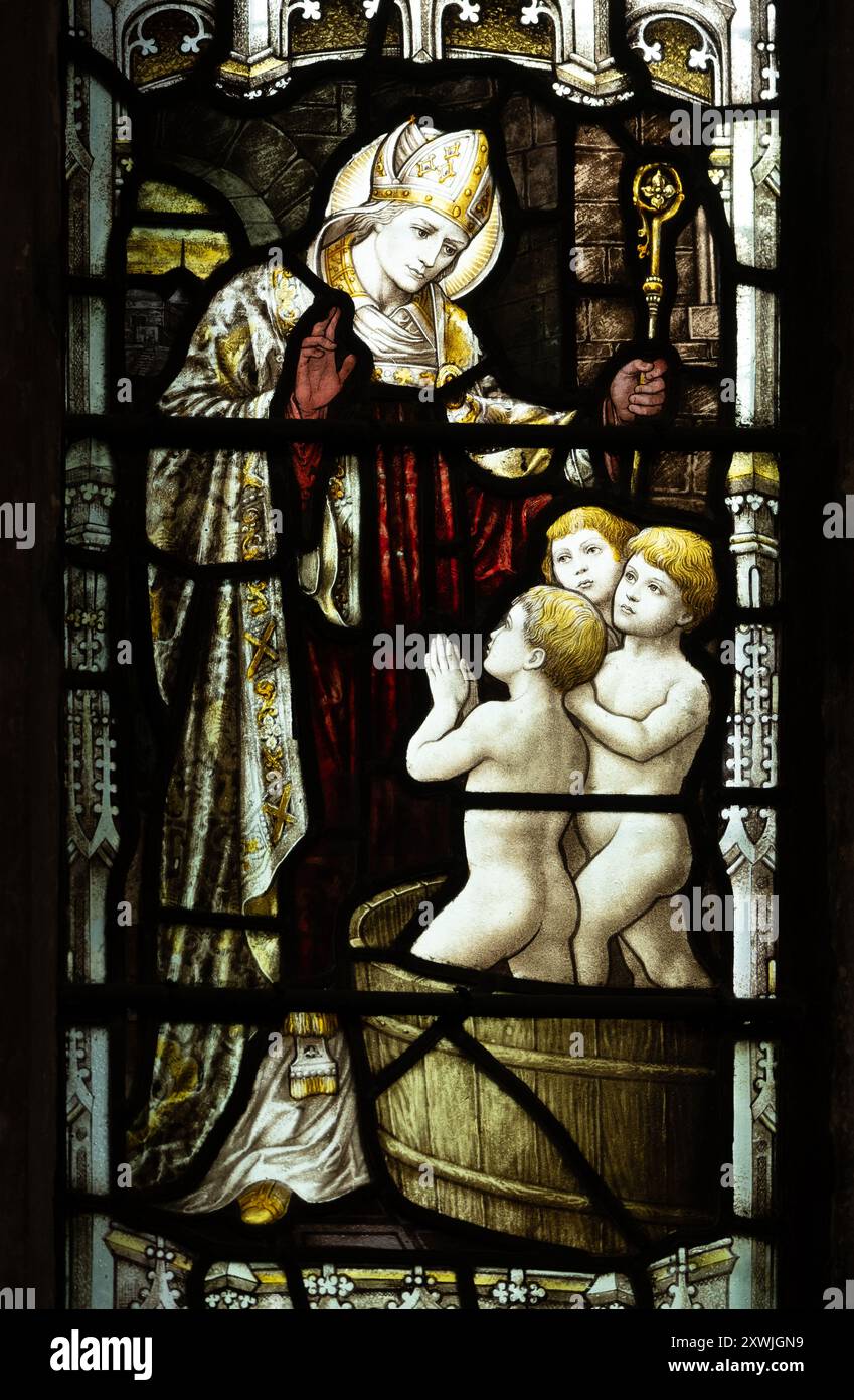 San Nicola con tre ragazzi in una vetrata colorata con vasca da decapaggio, Holy Trinity Church, Stratford-upon-Avon, Regno Unito Foto Stock