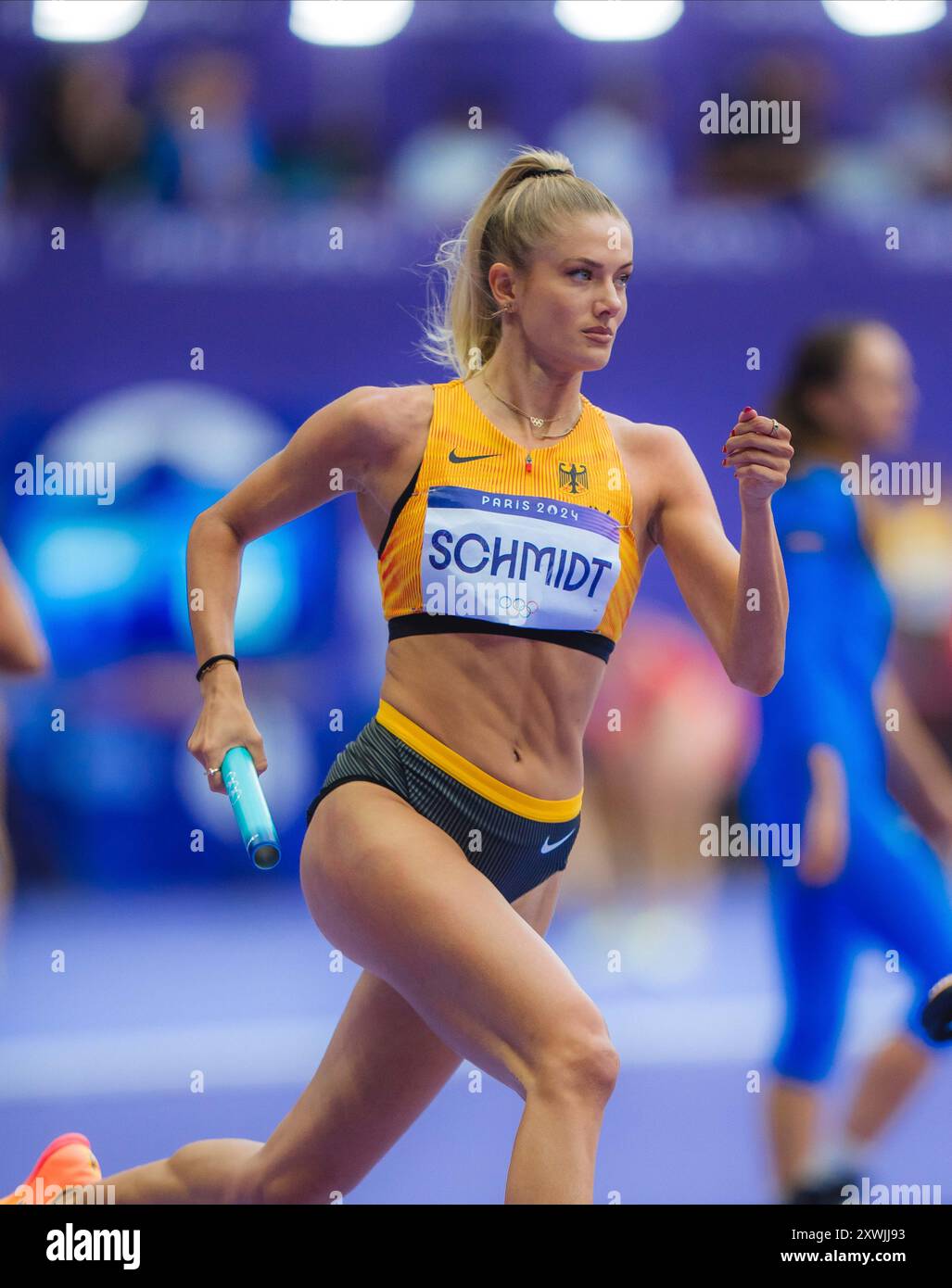 Alica Schmidt partecipa alla staffetta 4X400 metri ai Giochi Olimpici di Parigi 2024. Foto Stock