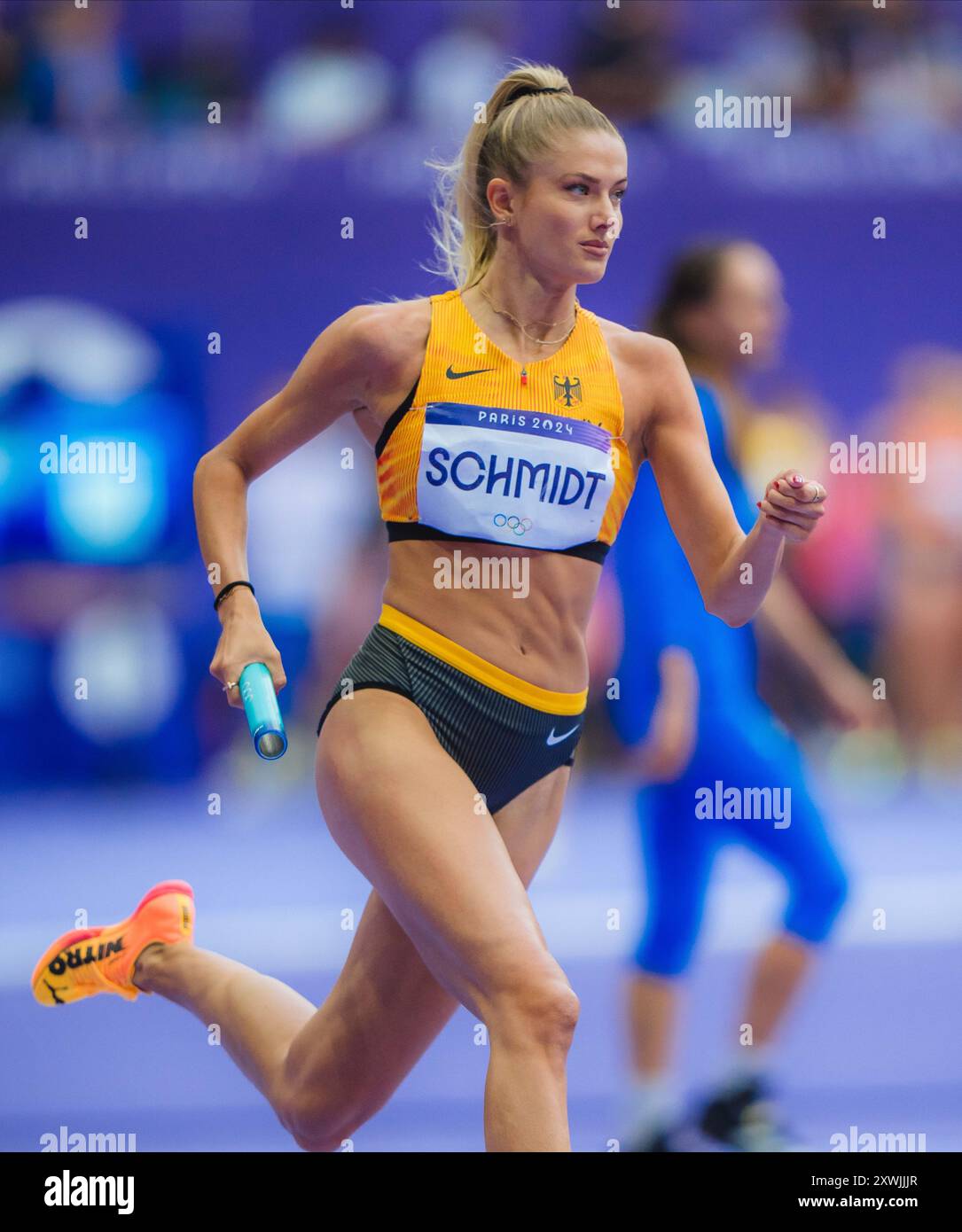 Alica Schmidt partecipa alla staffetta 4X400 metri ai Giochi Olimpici di Parigi 2024. Foto Stock