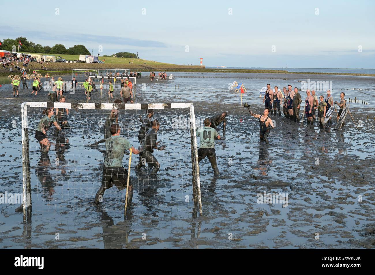 GERMANIA, Schleswig-Holstein, Brunsbuettel, festival Wattolümpiade wadden olimpiadi nel mare di wadden, pallamano nel fango del Mare del Nord durante la bassa marea / DEUTSCHLAND, Brunsbüttel, Watt Olümpiade an der Elbmündung im Wattenmeer, Handball im Schlick während ebbe Foto Stock