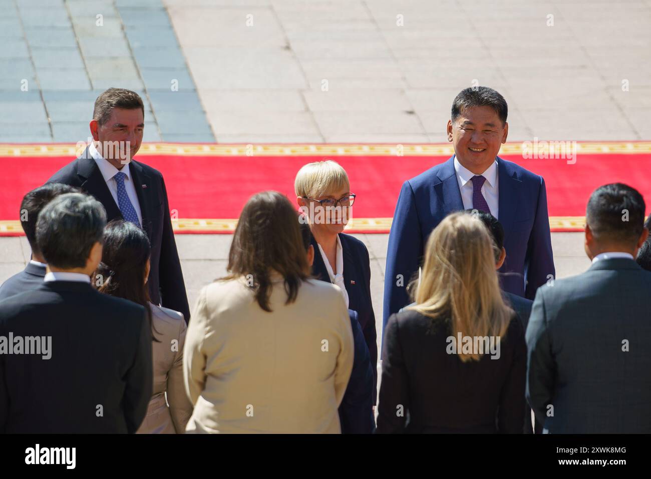 Ulan Bator, Mongolia. 20 agosto 2024. Il presidente della Mongolia Khurelsukh Ukhnaa e la First Lady Bolortsetseg Luvsandorj hanno accolto il presidente della Repubblica di Slovenia Nataša Pirc Musar e il primo gentiluomo Aleš Musar in Piazza Sukhbaatar. Crediti: L.Enkh-Orgil. Foto Stock