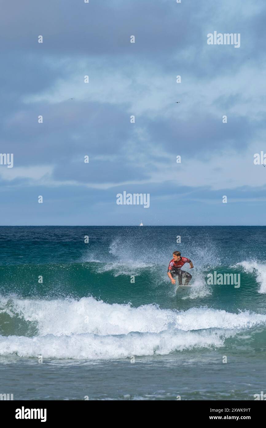 Patrick Langdon-Dark gareggia nell'ultimo round della competizione Boardmasters BYD Pro Surfing presso l'iconica Fistral Beach di Newquay in Cornovaglia i Foto Stock