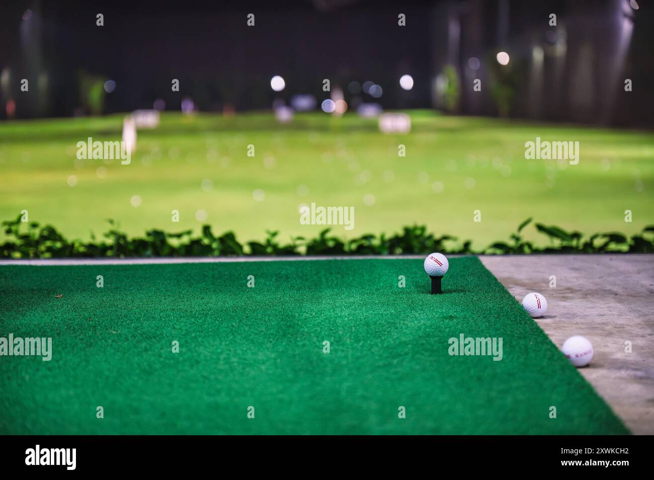 Giocare e fare pratica con swing sul campo da golf del campo pratica Foto Stock