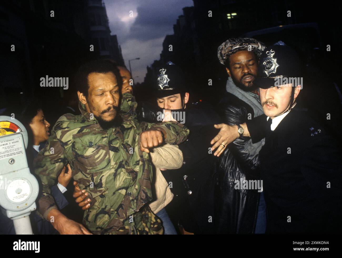 Confronto tra la polizia e i manifestanti della giornata d'azione del popolo Nero. Scoppia una lotta tra i manifestanti e la polizia dopo il tramonto. Westminster, Londra, Inghilterra 2 marzo 1981 1980s UK HOMER SYKES Foto Stock