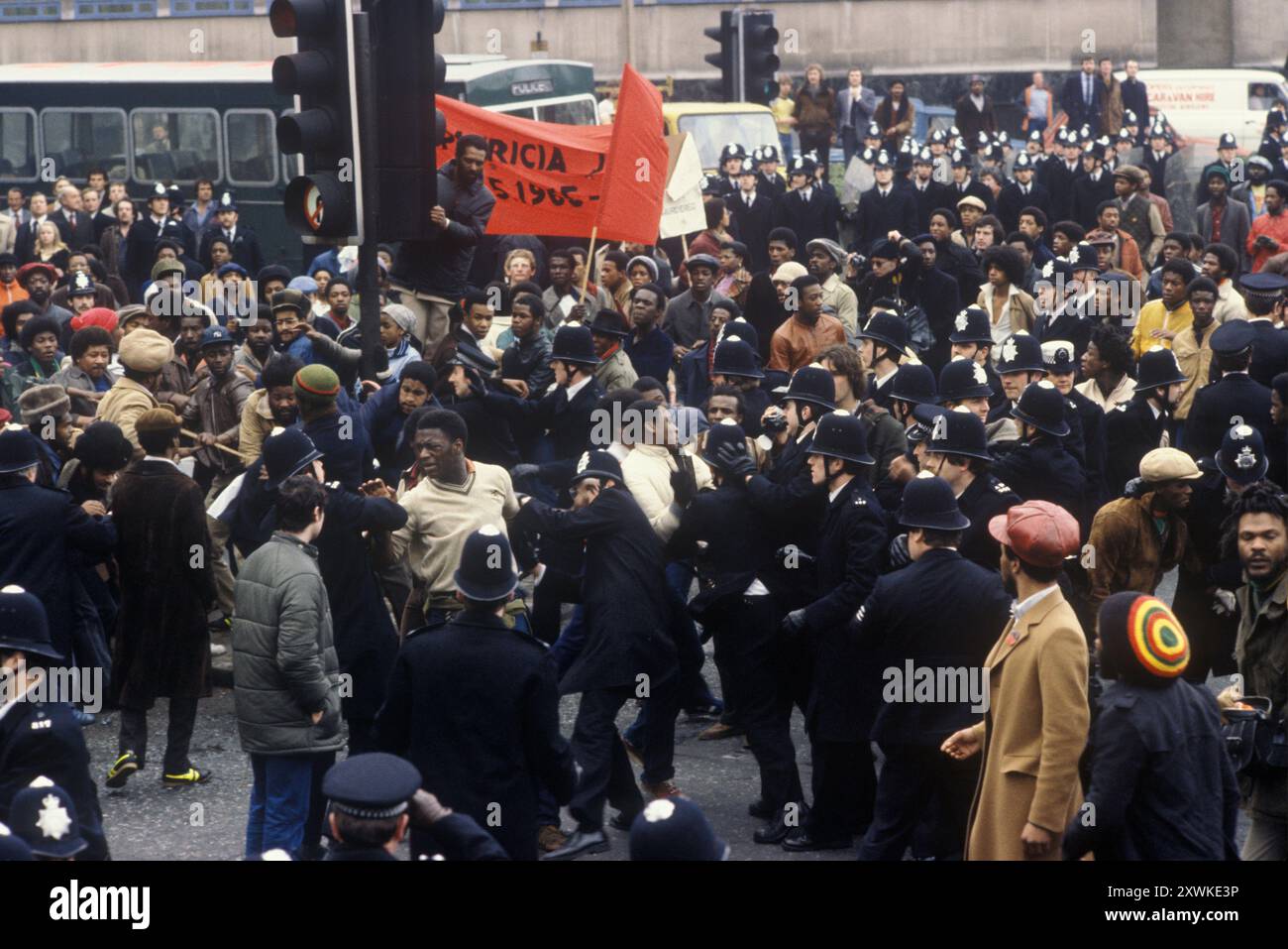 Confronto tra la polizia e i manifestanti della giornata d'azione del popolo Nero. Scoppia una lotta tra manifestanti e polizia, all'inizio di quella che nel complesso è una manifestazione pacifica se tesa. Westminster, Londra, Inghilterra 2 marzo 1981 1980s UK HOMER SYKES Foto Stock