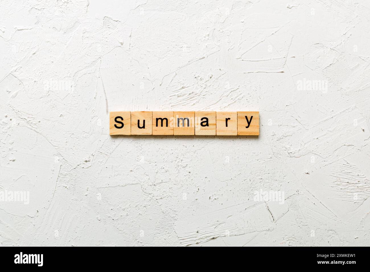 Sommario parola scritta sul blocco di legno. Il testo di riepilogo sulla tabella, concetto. Foto Stock
