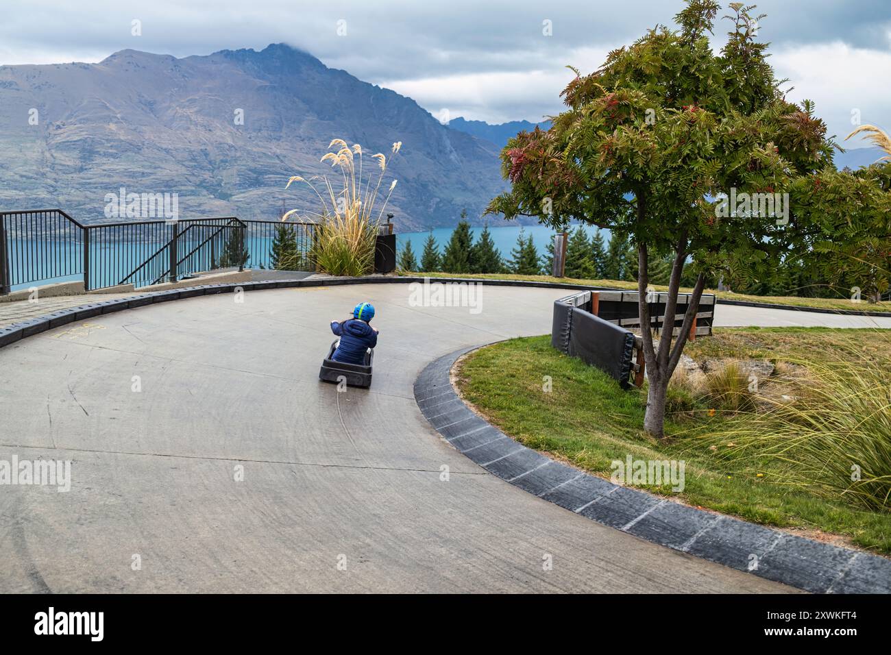 Il turista che si gode e cavalca lo skyline di queenstown Luge è l'attività più famosa della nuova Zelanda Foto Stock