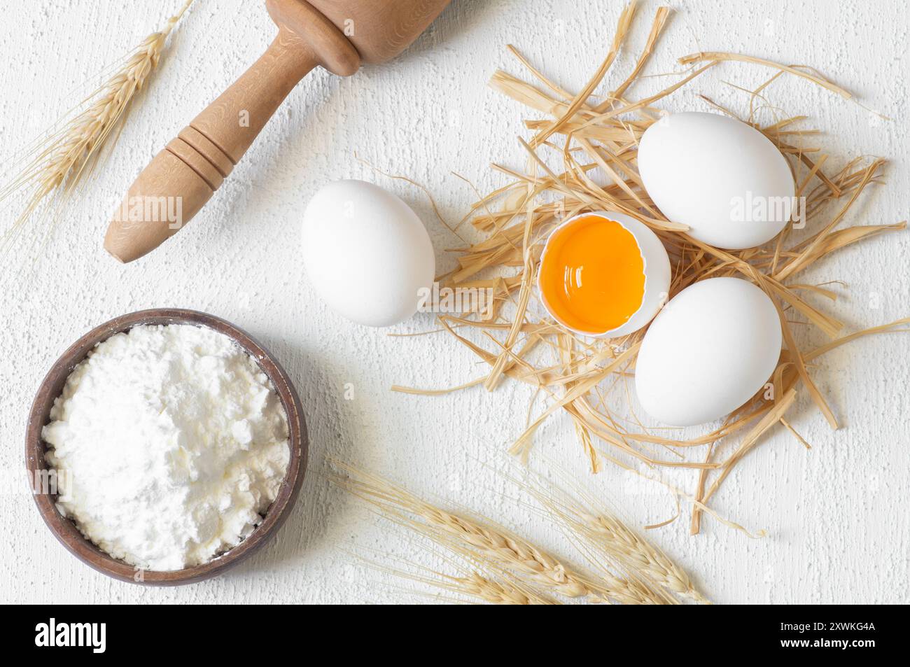 Preparare l'impasto, cuocere gli ingredienti farina le uova su un tavolo rustico Foto Stock