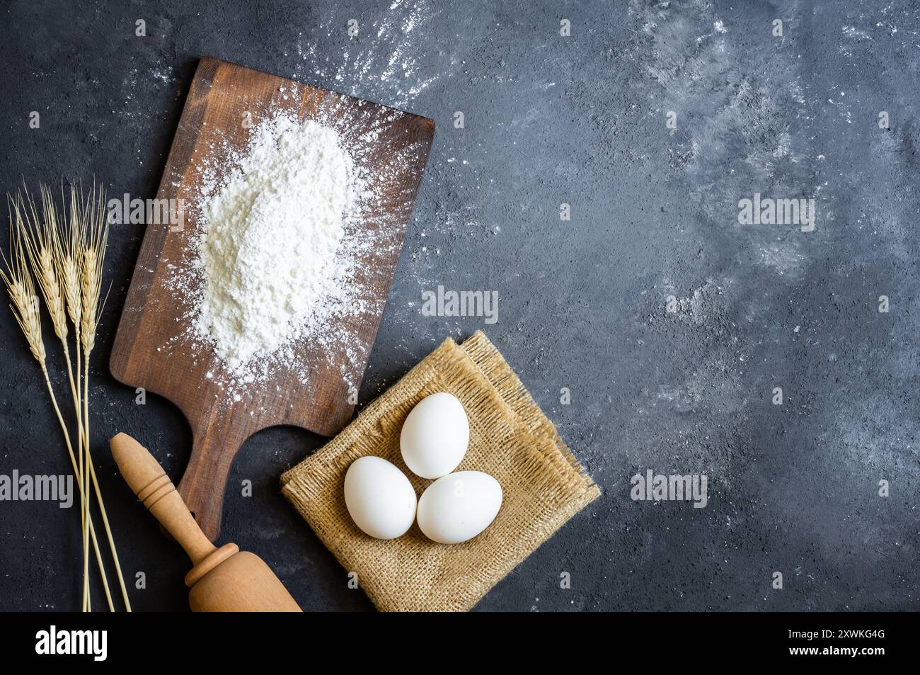Preparare l'impasto, cuocere gli ingredienti farina le uova su un tavolo rustico Foto Stock