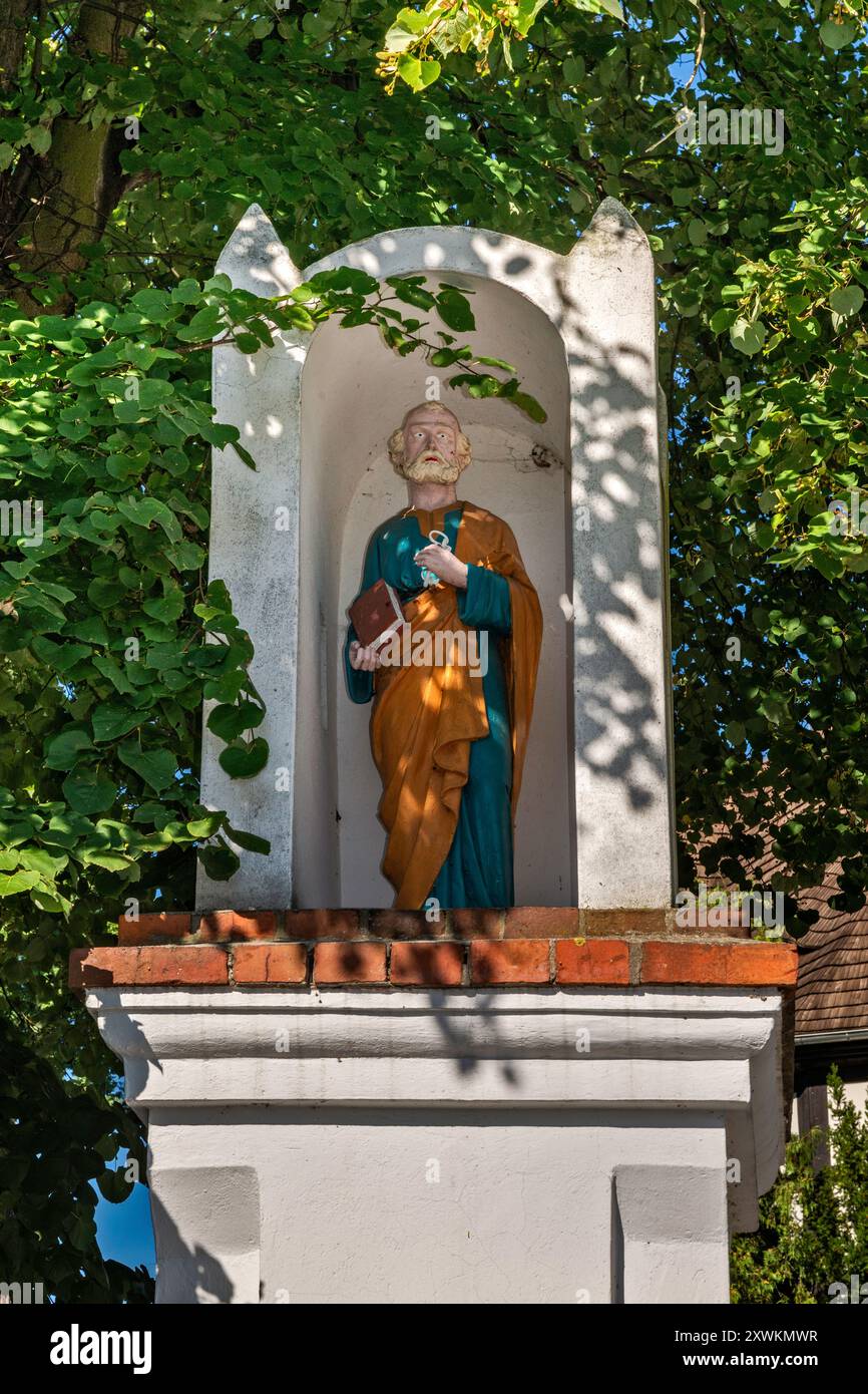 Statua di San Pietro all'ingresso della chiesa dei Santi Pietro e Paolo, villaggio di Sułów, valle del fiume Barycz, vicino a Milicz, Voivodato della bassa Slesia, Polonia Foto Stock