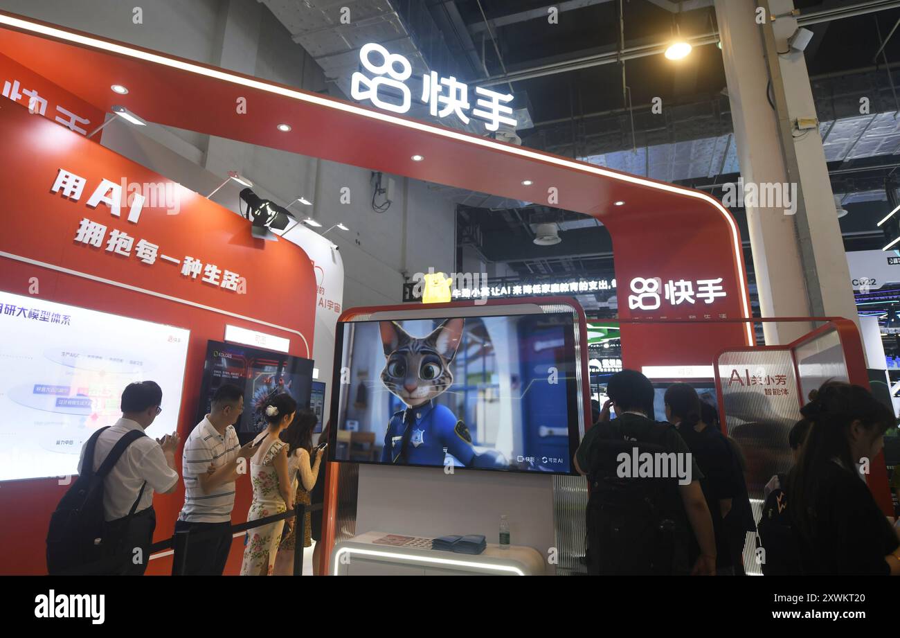SHANGHAI, CINA - 4 LUGLIO 2024 - i visitatori visitano lo stand Kuaishou alla World Artificial Intelligence Conference 2024 di Shanghai, Cina, 4 luglio 20 Foto Stock