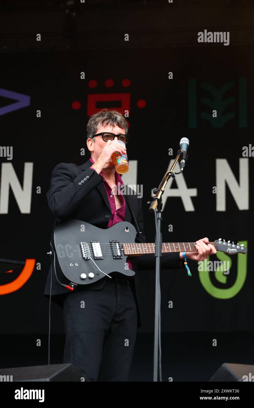 Green Man Festival, Brecon Beacons, Galles, Regno Unito. 17 agosto 2024. Il Waeve al Green Man Festival. Nella foto: Cantante, cantante, chitarrista Graham Coxon che beve una birra. Credito: Nidpor/EMPICS/Alamy Live News Foto Stock