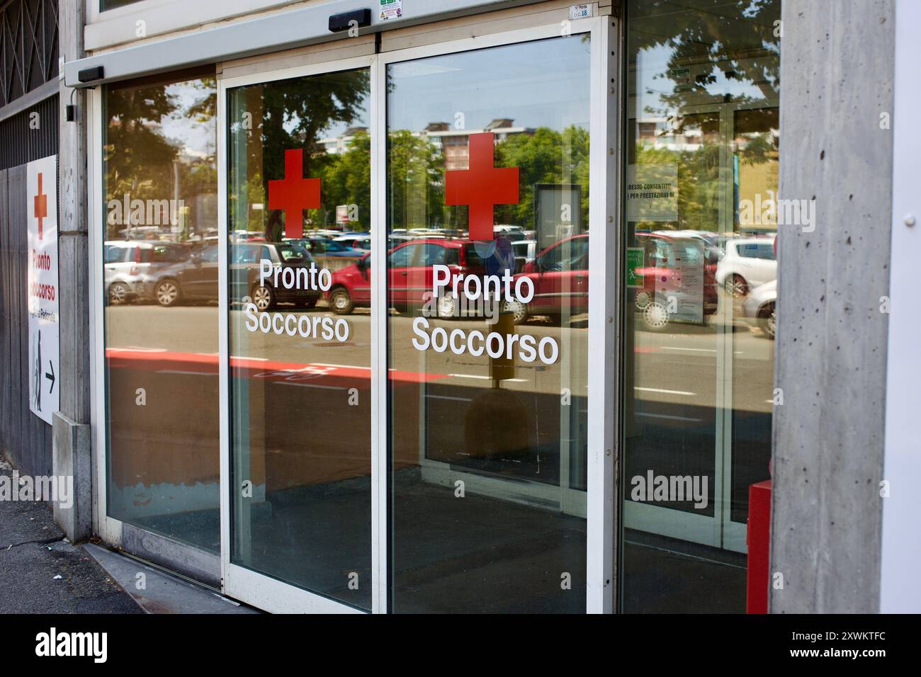 Ingresso pronto soccorso ospedale con croce rossa Italia Foto Stock