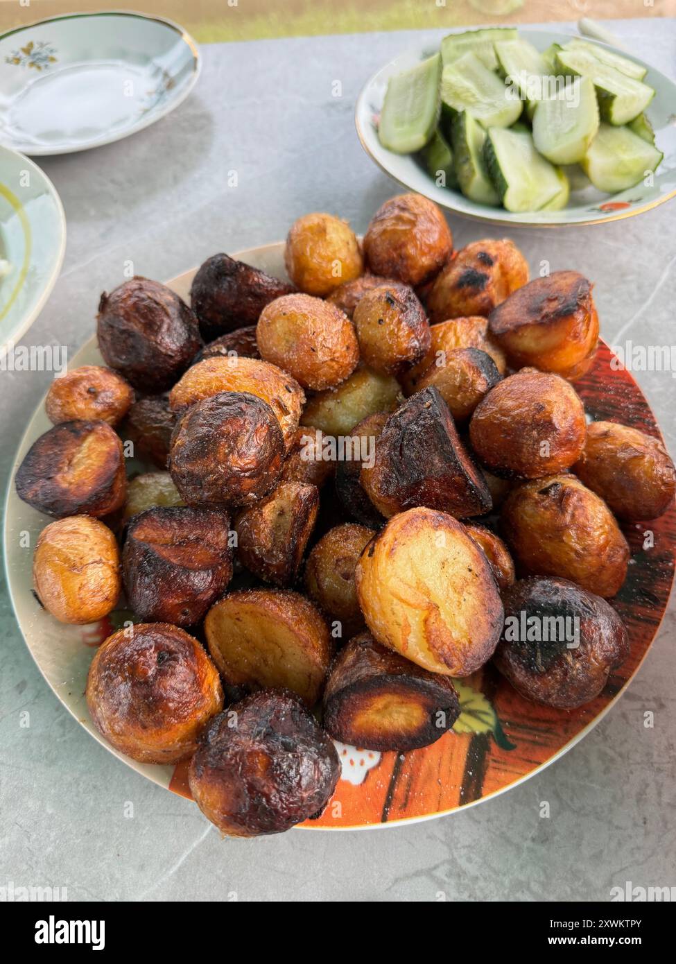 Patate intere, fritte in profondità. Con una crosta dorata. Foto Stock