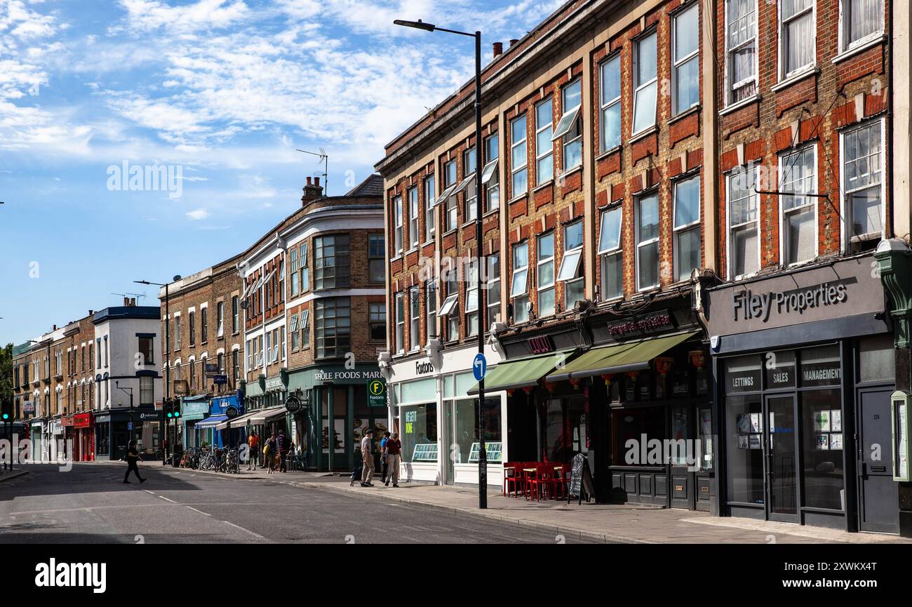 Scena di strada in Church St., Stoke Newington, Londra N16, Inghilterra, Regno Unito. Foto Stock