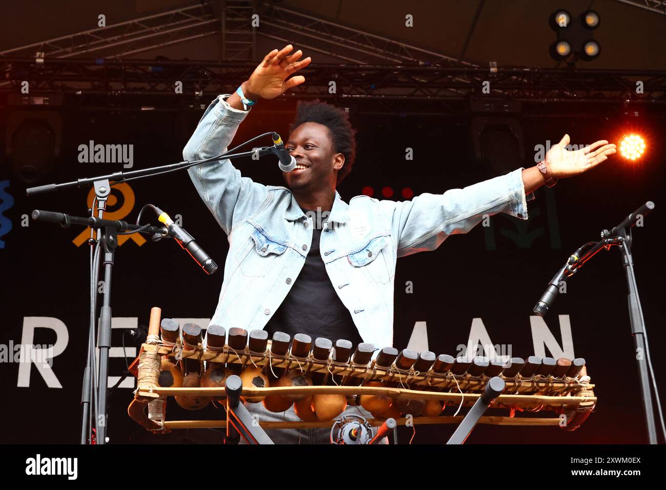 Green Man Festival, Brecon Beacons, Galles, Regno Unito. 17 agosto 2024. N'famady Kouyaté al Green Man Festival. Nella foto: N'famady Kouyaté interpreta il Balafon. Credito: Nidpor/EMPICS/Alamy Live News Foto Stock