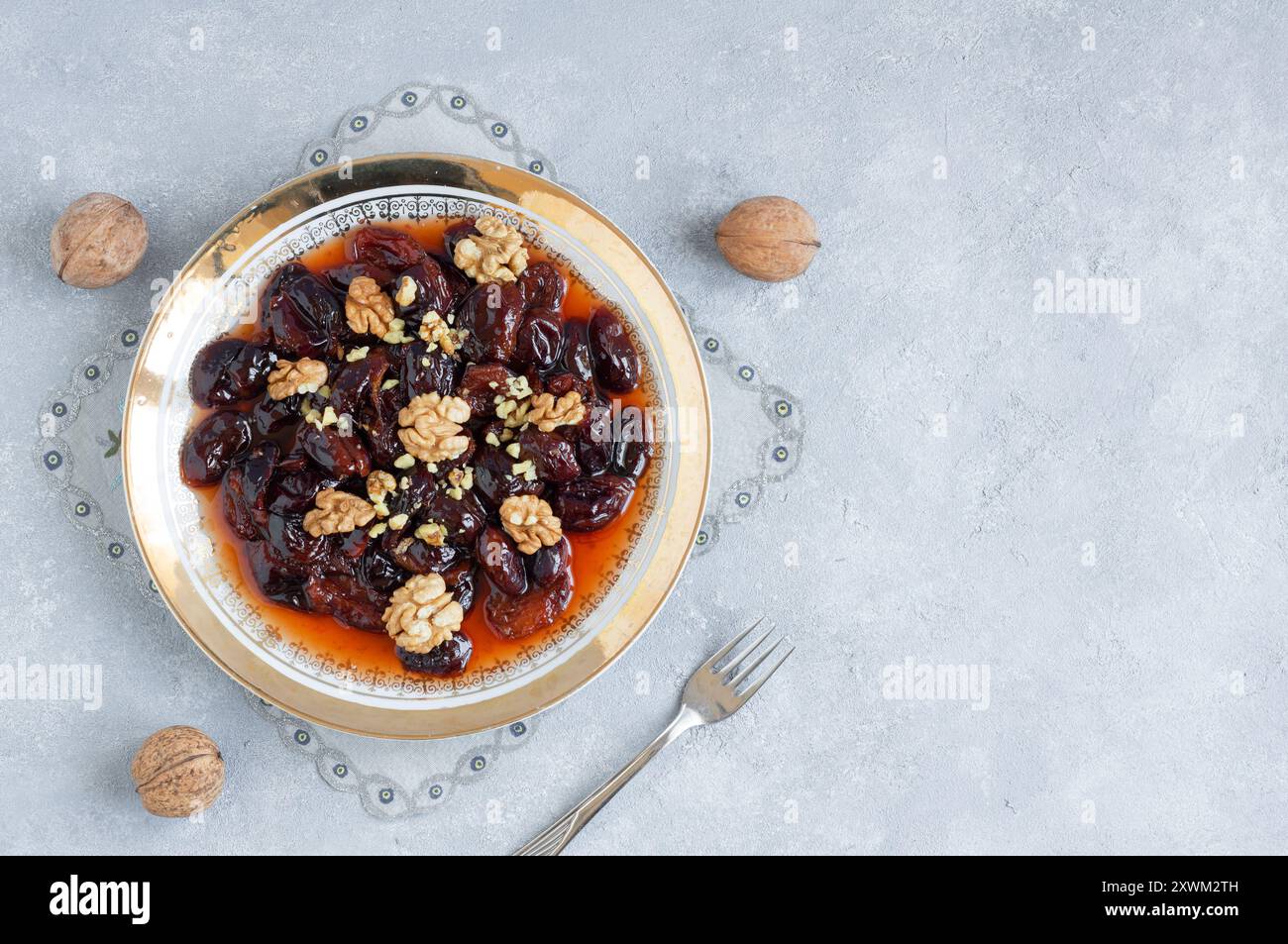 Dessert di prugne secche fatte in casa con noci, dessert tradizionale con sciroppo Foto Stock