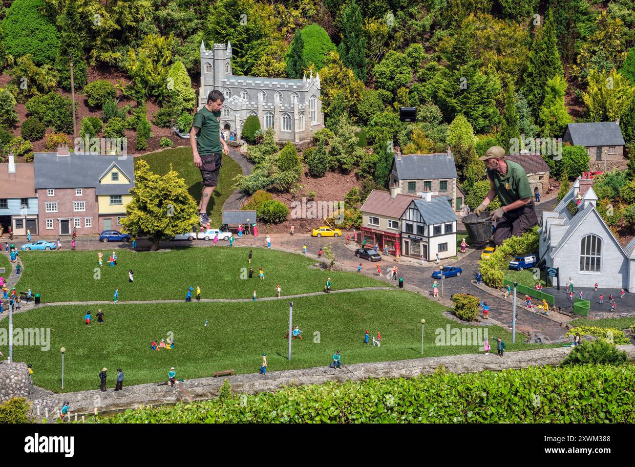 Giardinieri che lavorano al Babbacombe Model Village, Torquay, Devon Foto Stock