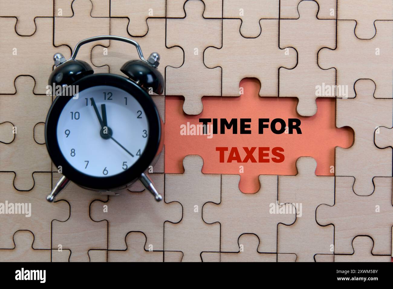 Tick-tock! Il tempo sta per scadere per risolvere il rompicapo fiscale con questa metafora visiva con orologio e puzzle. Foto Stock