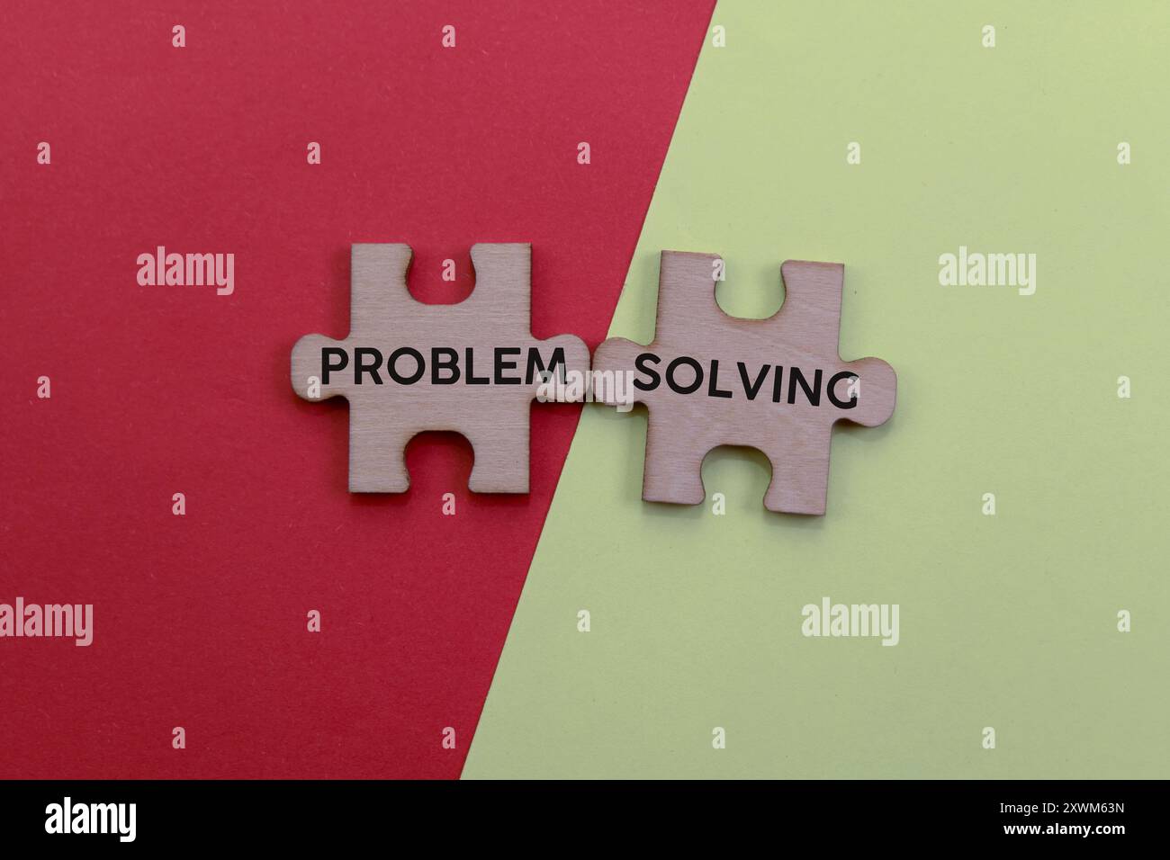 I pezzi di puzzle in legno collegano "PROBLEMA" e "RISOLUZIONE" su uno sfondo vivace, mostrando il percorso verso le soluzioni. Foto Stock