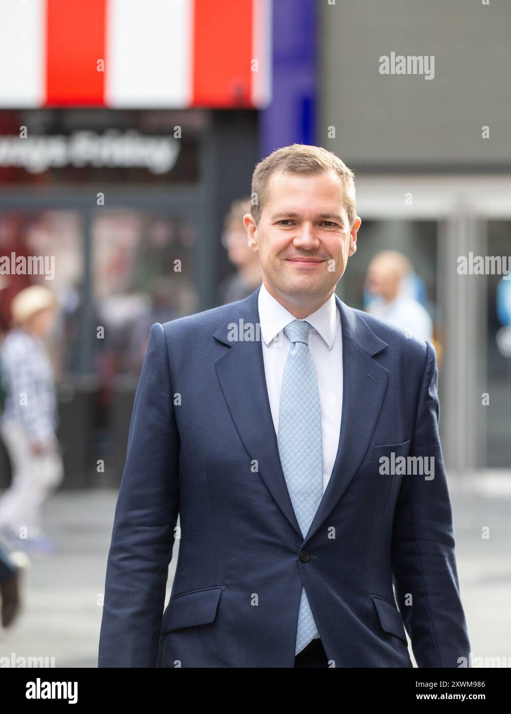 Londra, Regno Unito. 20 agosto 2024. L'ex ministro del governo Robert Jenrick ha lanciato la sua offerta per guidare il Partito Conservatore lascia LBC Global radio Studios Credit: Richard Lincoln/Alamy Live News Foto Stock