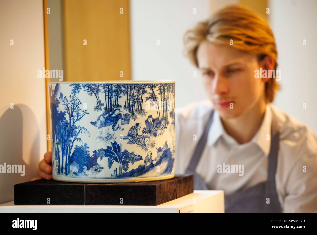 Londra, Regno Unito. 20 agosto 2024. Un Ôseven estremamente grande e importante saggi blu e bianchi del brushpot di bambù GroveÕ, Chongzhen (stima HK$ 3.000.000-4.000.000). La Collezione Marsh: Arte per i letterati (III) . L'asta si terrà a Bonhams Hong Kong il 29 novembre 2024. La Marsh Collection è stata messa insieme in un periodo di 40 anni da Sam Marsh e sua moglie Marion che hanno iniziato a collezionare quando si sono trasferiti a Hong Kong nel 1970. La parte III di questa eccezionale collezione comprende 22 pezzi rari di porcellana e opere d'arte Credit: Mark Thomas/Alamy Live News Foto Stock