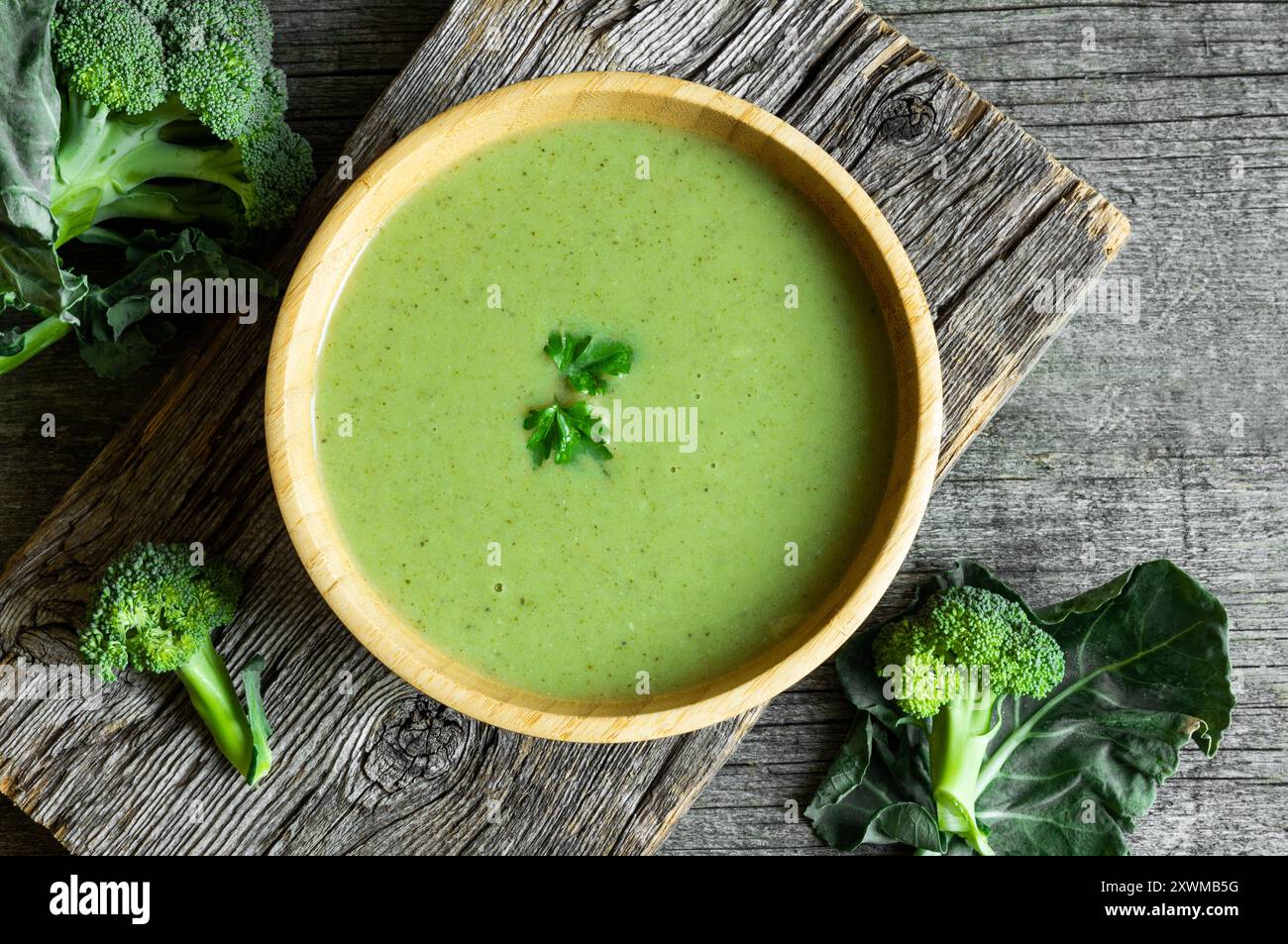 Zuppa di broccoli fresca in una ciotola di legno sul tavolo scuro, cibo dietetico disintossicante, vista dall'alto Foto Stock