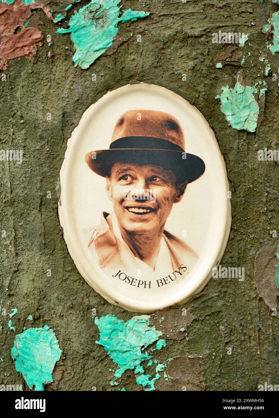 Foto di Joseph Beuys sul monumento artistico di Dobromir Ivan fuori dalla Galleria Nazionale di Sofia Bulgaria, Europa dell'Est, Balcani, UE Foto Stock