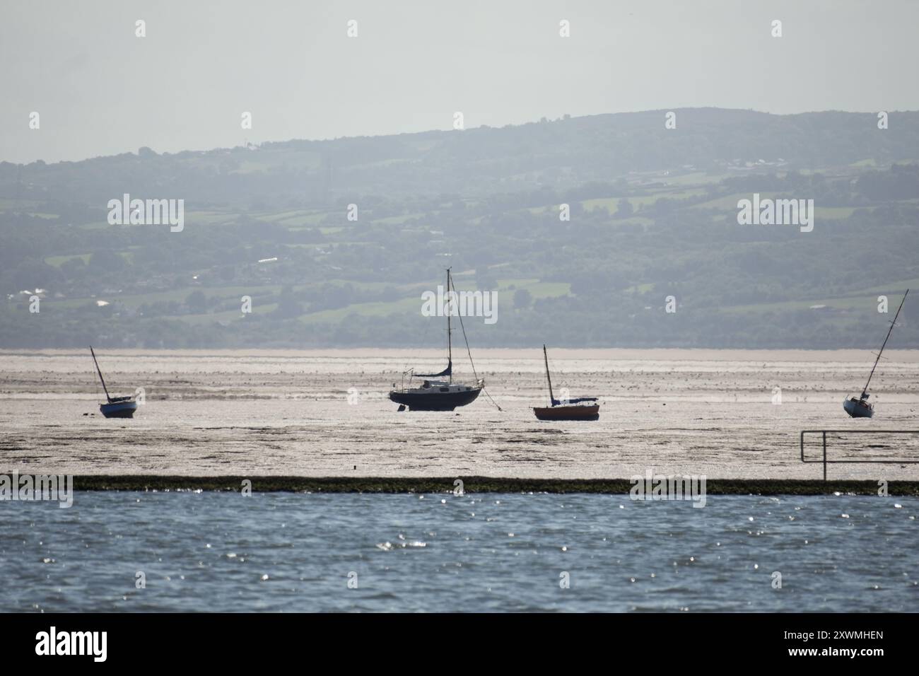 Vista della costa del Galles del Nord da West Kirby, con vela sul fiume Dee Estuary Foto Stock