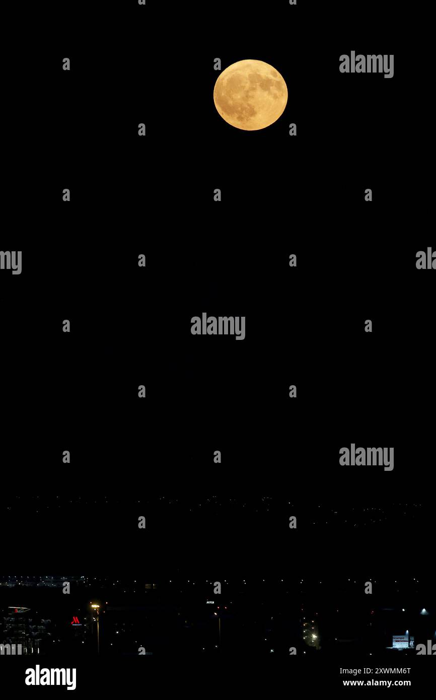 Madrid, spagnolo. 19 agosto 2024. Madrid, Regno di Spagna; 19/08/2024.- Super Sturgeon Moon 2024 visto da Madrid. Crediti: Juan Carlos Rojas/dpa/Alamy Live News Foto Stock
