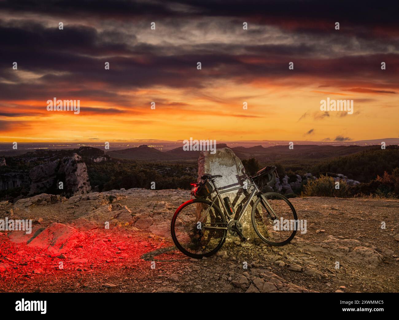 Bici da turismo in titanio al punto panoramico delle Alpilles al tramonto, sopra Saint-Rémy-De-Provence, Francia. Foto Stock