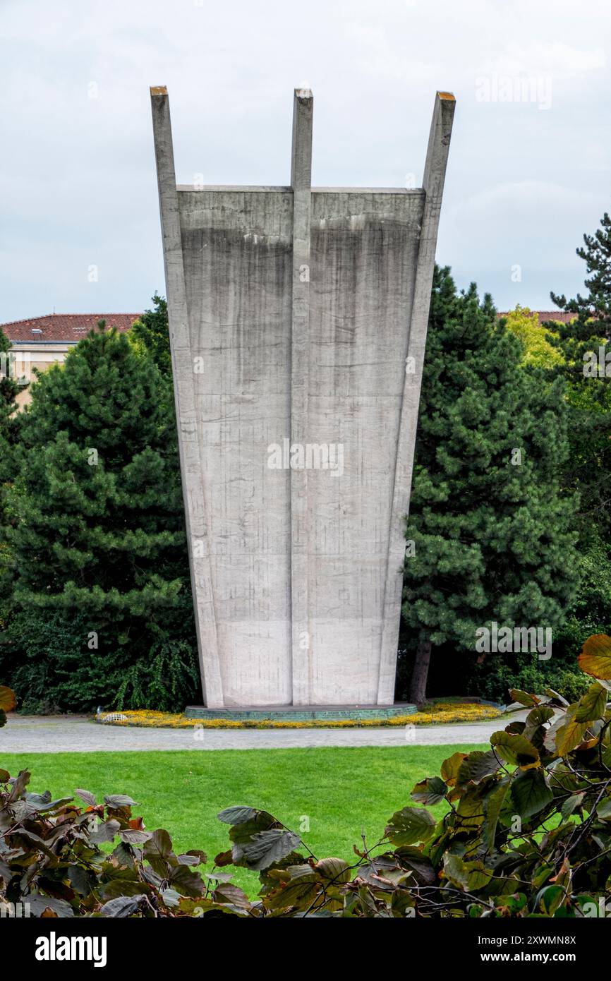 Monumento all'ascensore di Berlino (Luftbrückendenkmal) progettato da Eduard Ludwig e eretto nel 1951 sulla Platz Der Luftbrück, Tempelhof-Schöneberg, Berlino, Germania Foto Stock