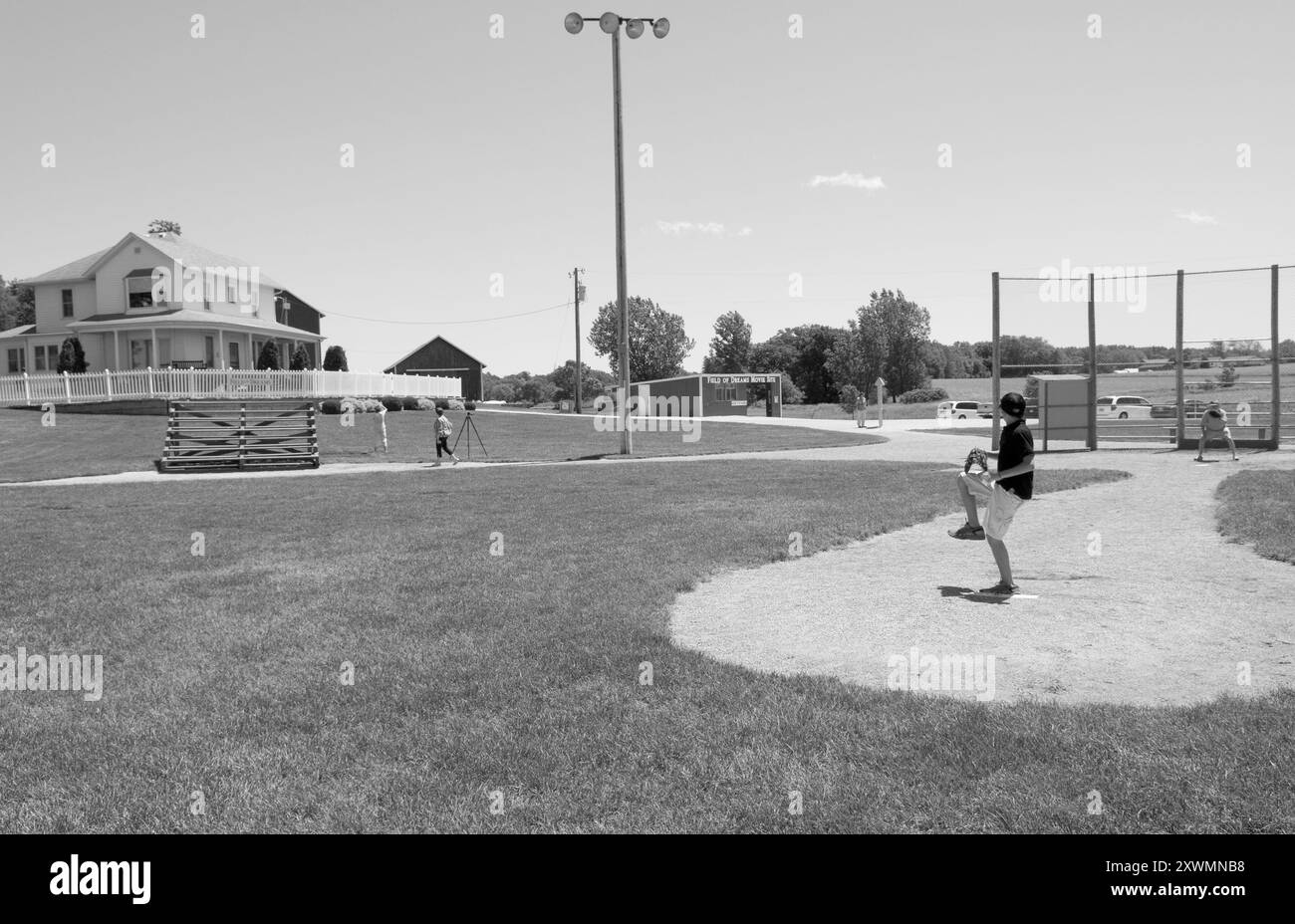 Ragazzo caucasico dai 12 ai 14 anni che lancia un pallone al film Field of Dreams di Dyersville, Iowa, Stati Uniti. Foto Stock