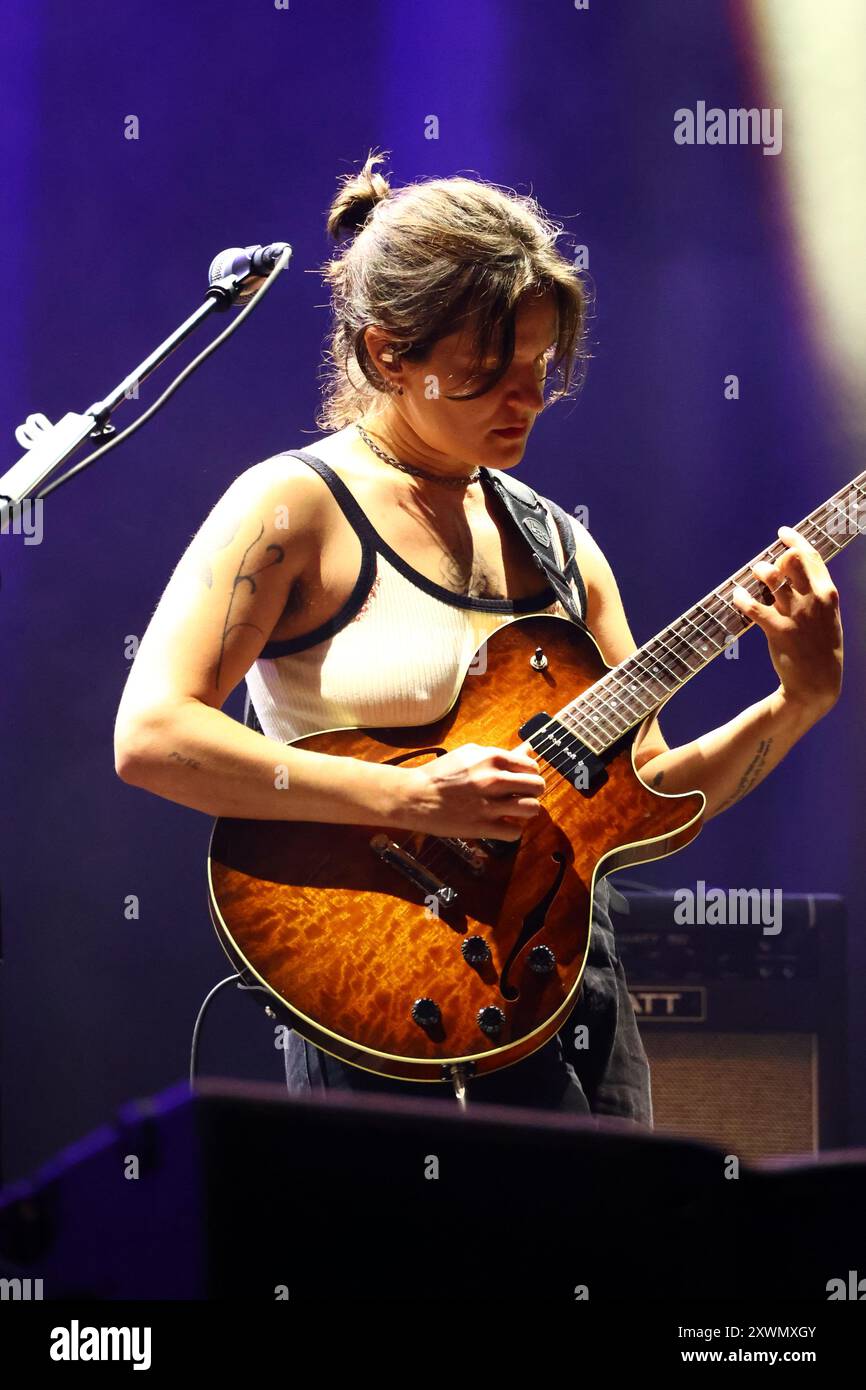 Green Man Festival, Brecon Beacons, Galles, Regno Unito. 17 agosto 2024. Big Thief al Green Man Festival. Nella foto: Adrianne Lenker - voce solista, chitarra ritmica. Crediti: Nidpor/Alamy Live News Foto Stock