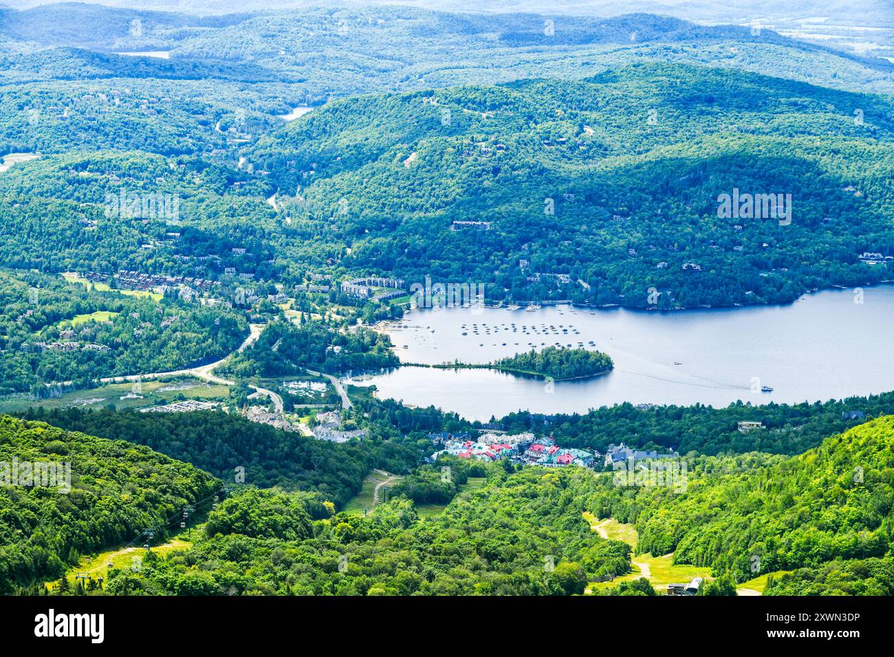 MT. Vista del villaggio di Tremblant dalla cima della montagna Foto Stock