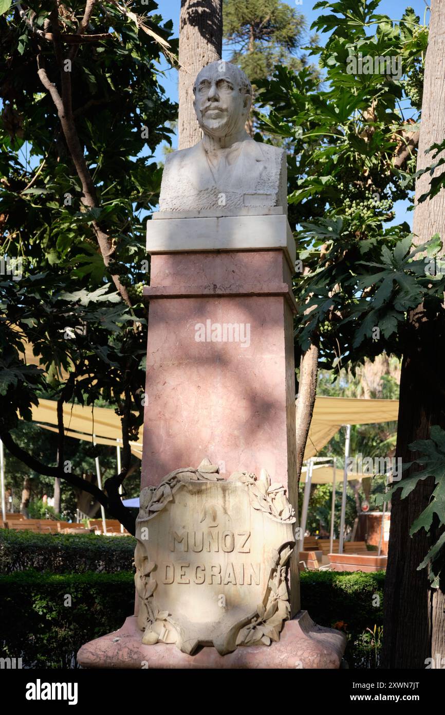 Málaga, Spagna - 5 giugno 2024: Busto del pittore Antonio Muñoz Degrain a El Parque de Málaga. Foto Stock
