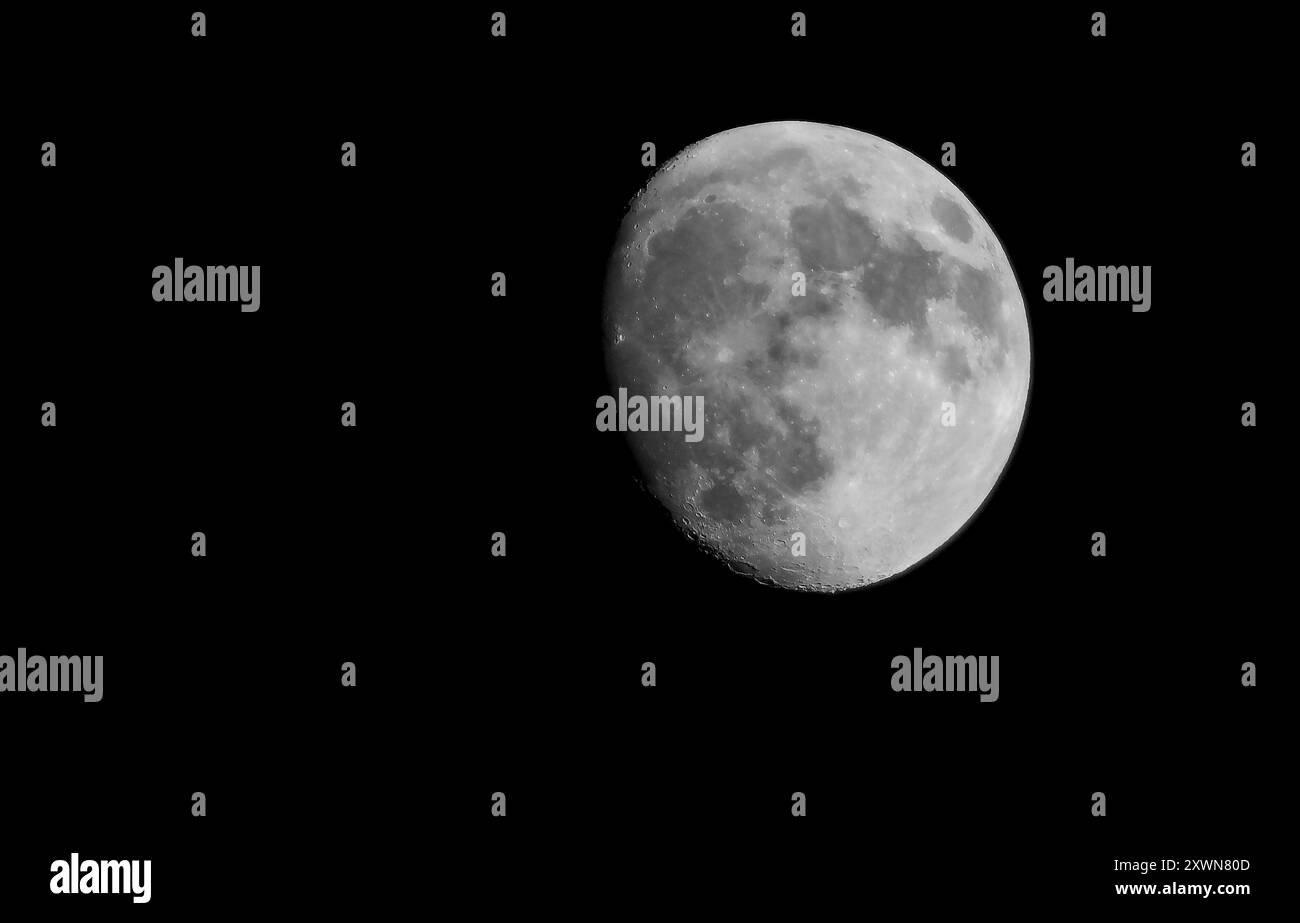 Mezzaluna cerata Half Moon. Dettagli della superficie lunare con spazio di copia. Satellite naturale della Terra nel cielo notturno. Concetto di astronomia Foto Stock