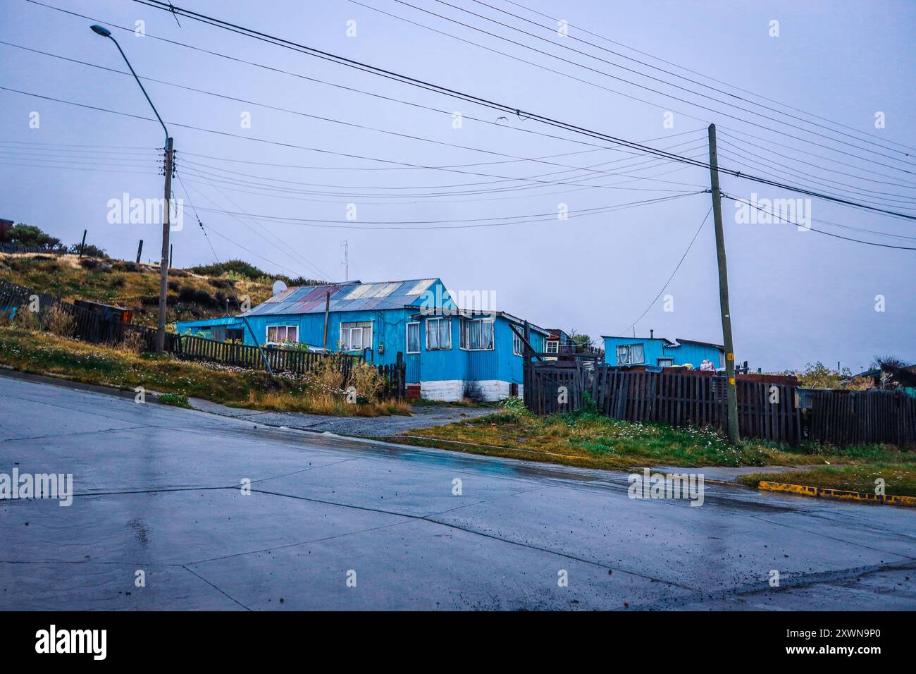 Strade vuote della città del fuoco sotto le luci del tramonto a Porvenir, Cile Foto Stock