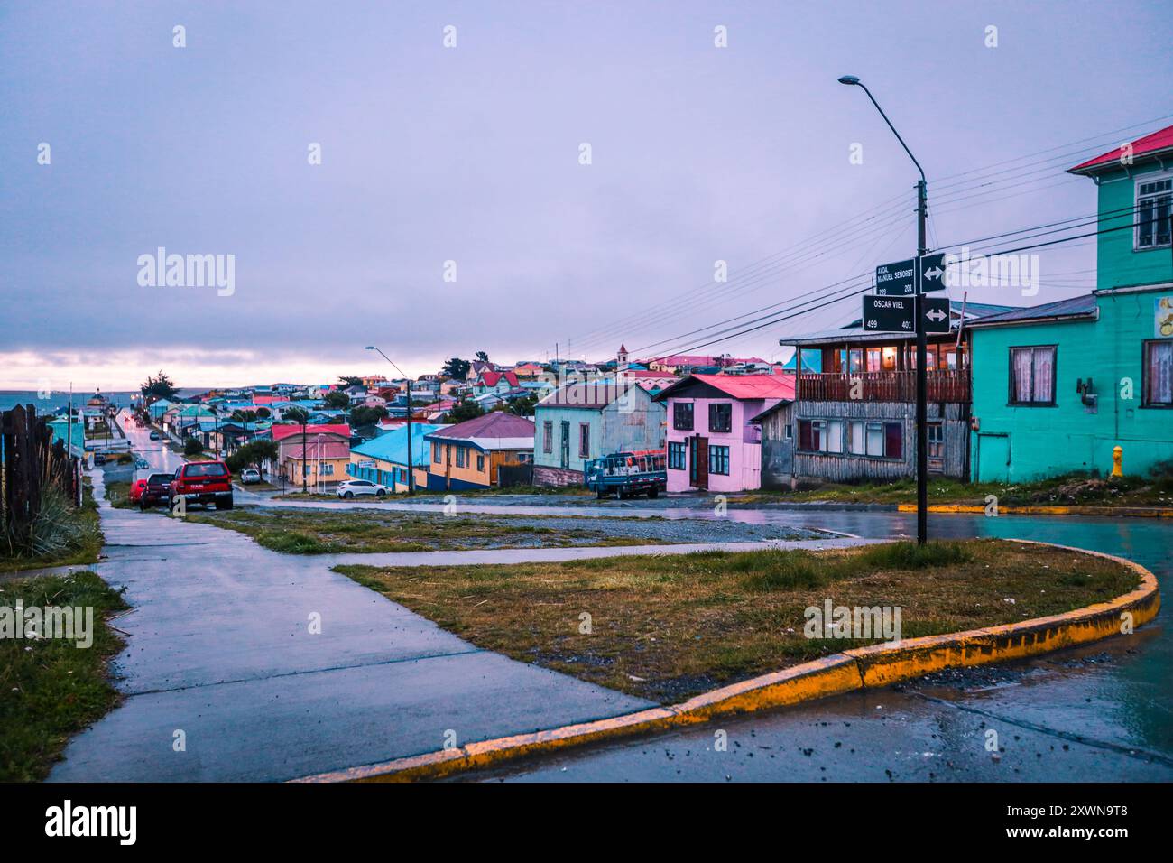 Strade vuote della città del fuoco sotto le luci del tramonto a Porvenir, Cile Foto Stock