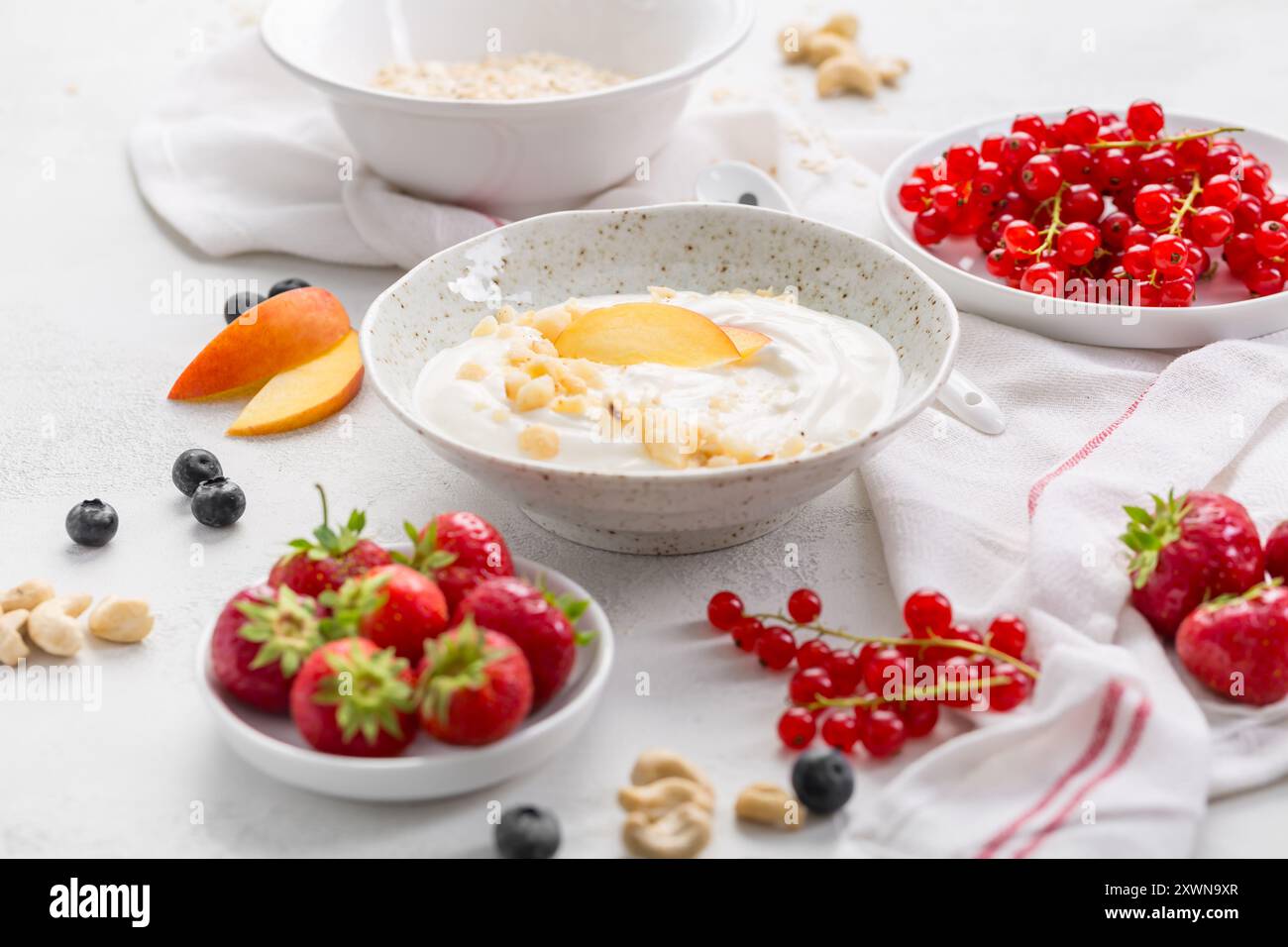 Yogurt greco con frutti di bosco assortiti, noci e fiocchi d'avena Foto Stock