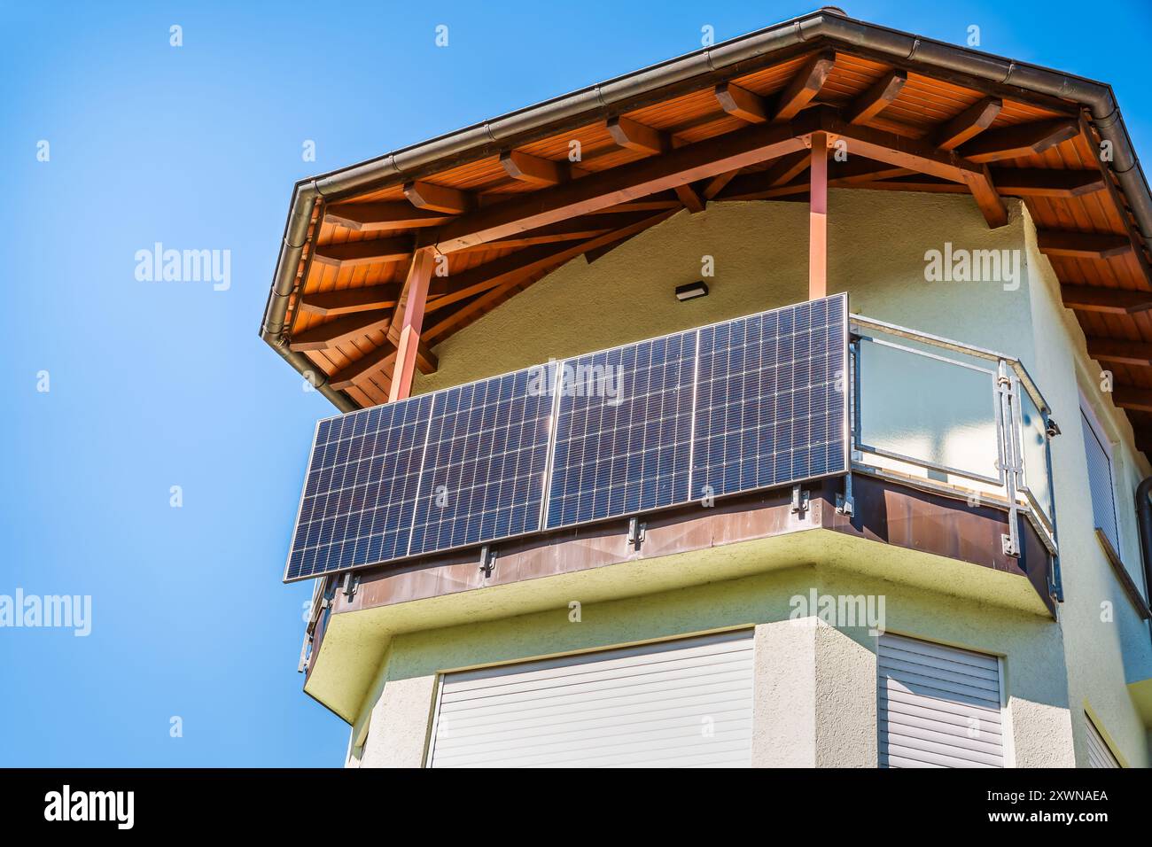 Centrale solare per balconi. Gli impianti Mini FV generano il plug-play dell'elettricità. Foto Stock
