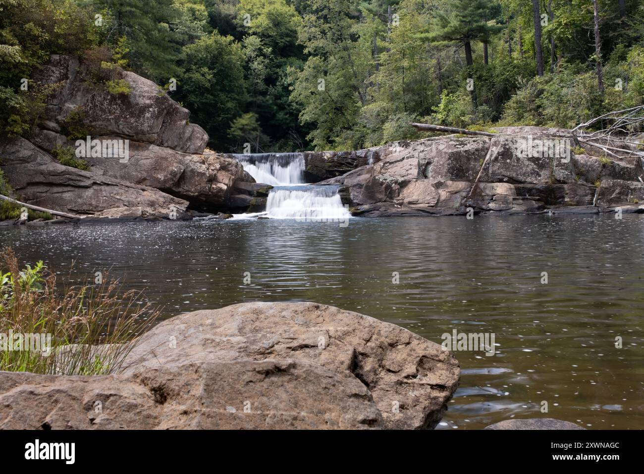 Linville cade con acqua dolce e massi più grandi in primo piano Foto Stock
